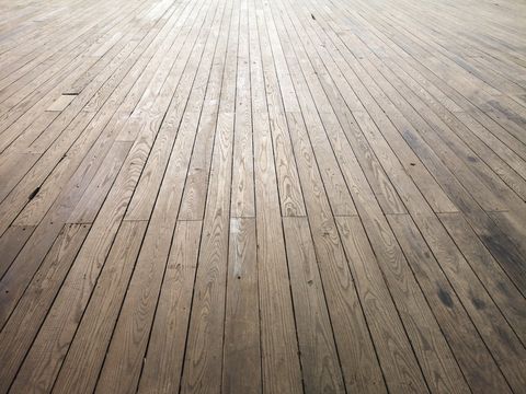 Почему широкоформатная доска требует особого подхода к укладке?