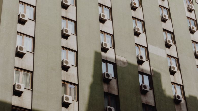 Какие нормы регулируют установку внешних блоков кондиционеров на фасаде в Москве в